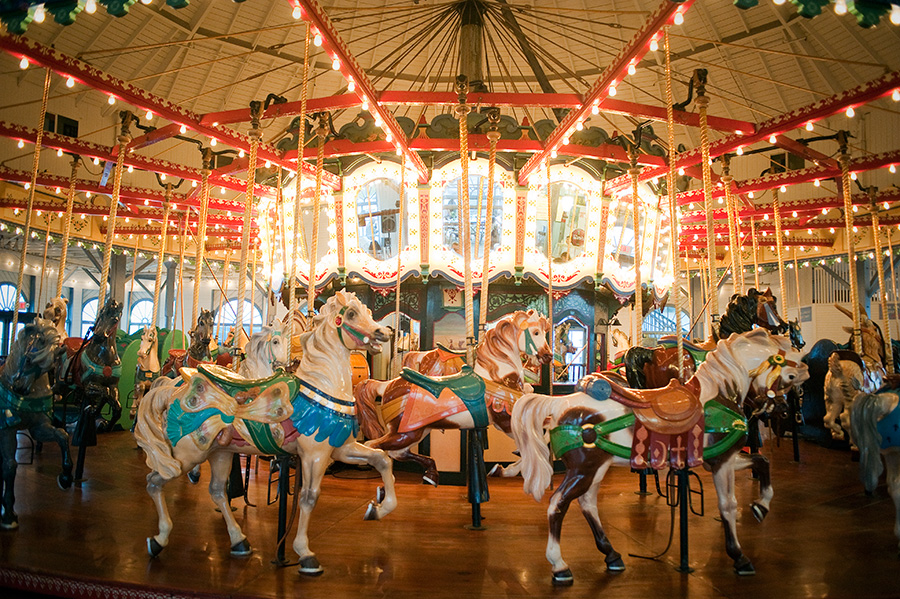 http://www.johnpluschelsea.com/wp-content/uploads/2013/08/SantaMonica_Pier_Carousel_Wedding_Blog_0049.jpg